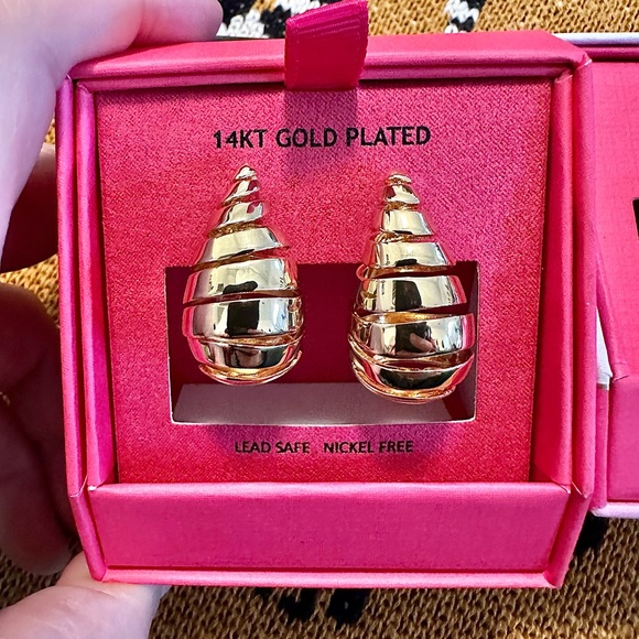 How’s the Harlow buy1 get 1 free. Price is firm. New in box. - Picture 2 of 3